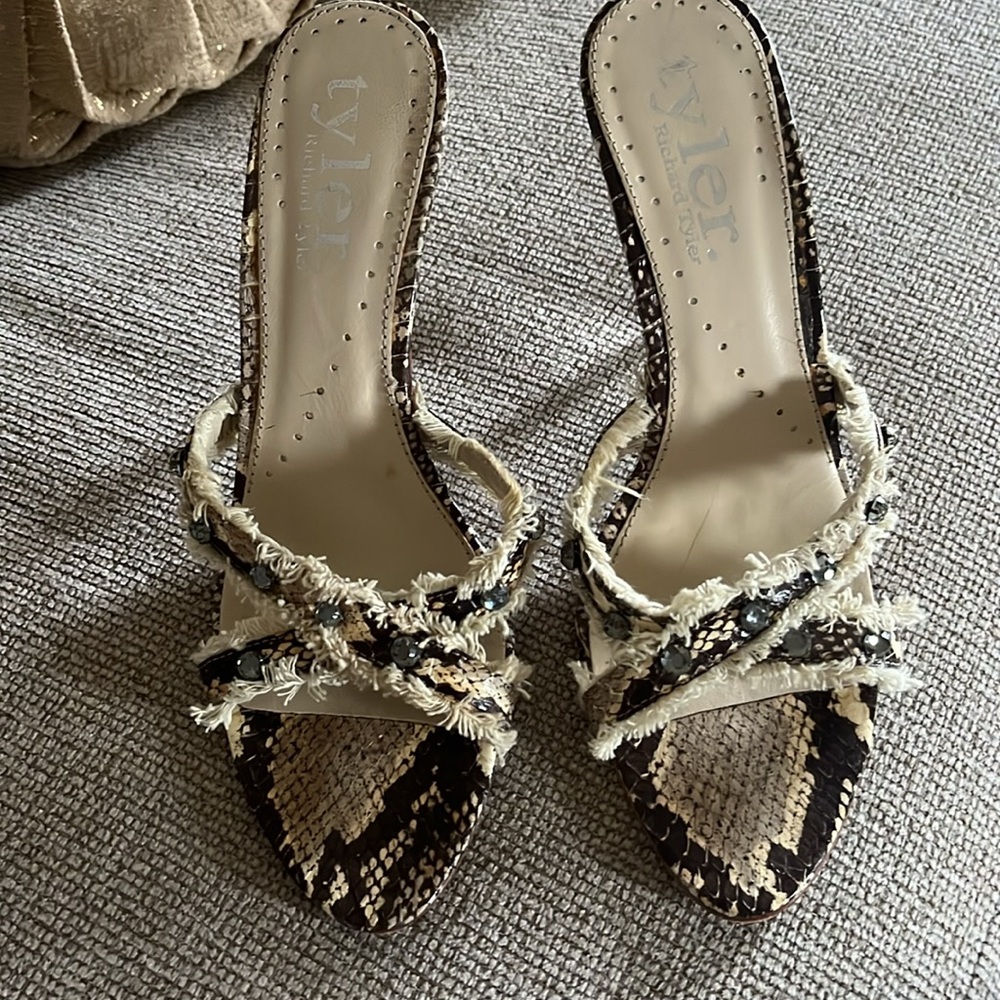Richard Tyler Crisscross Fringe & Grey Stone Snakeskin Heeled Sandals Size 7